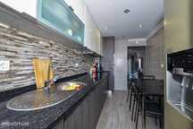 T3 Remodelado com Suite e Cozinha Equipada – Praça 5 de Outubro, Forte
