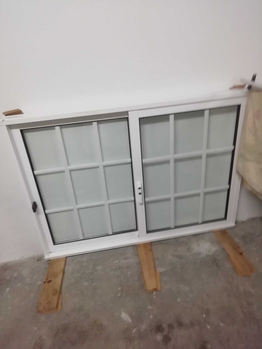 Vendo janelas em alumínio branco de correr