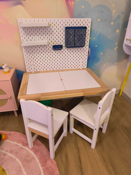 Stolik flisat, 2 krzesełka i tablica