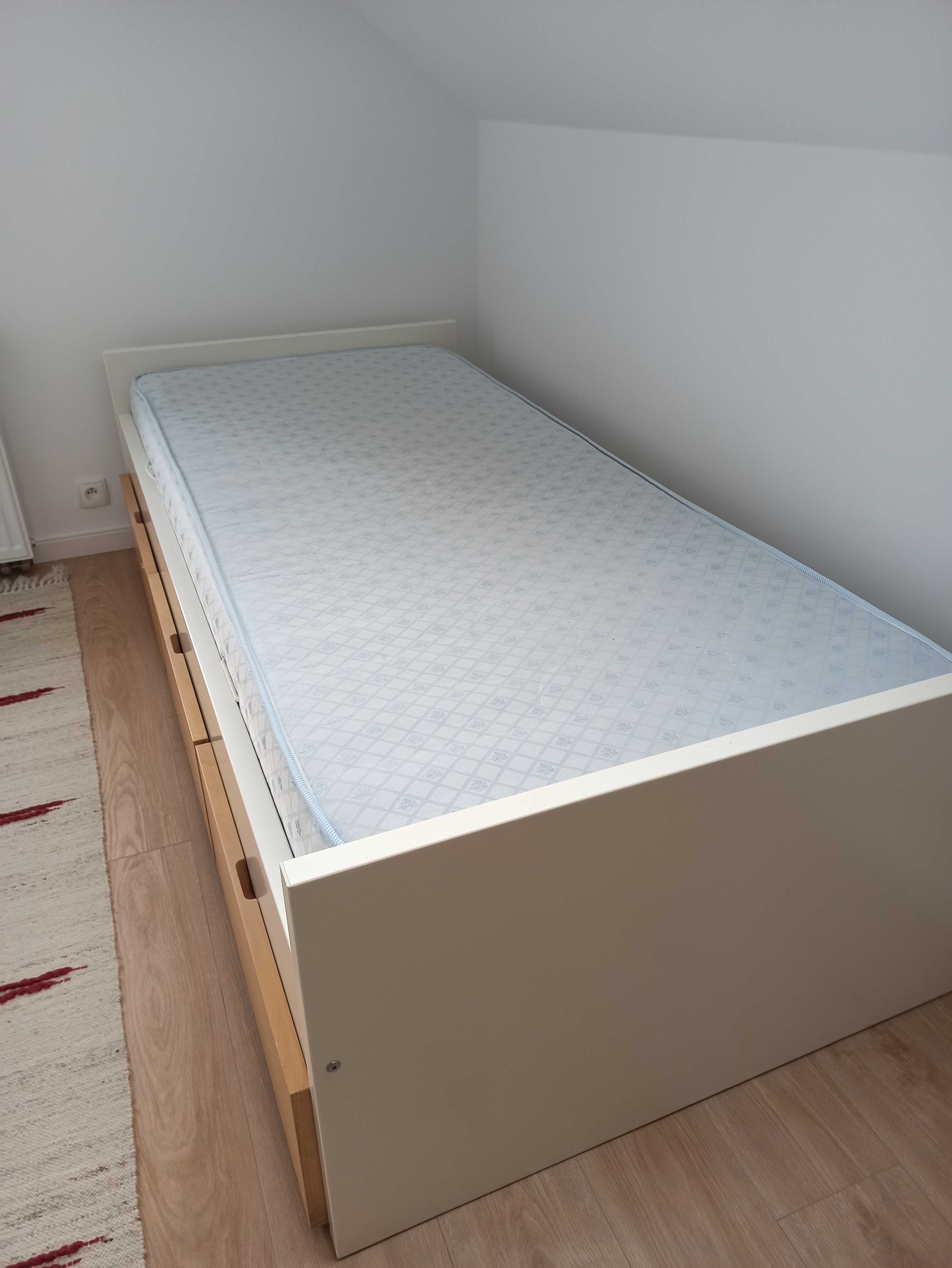 Łóżko z ikeii wraz z 3 szufladami i materacem.