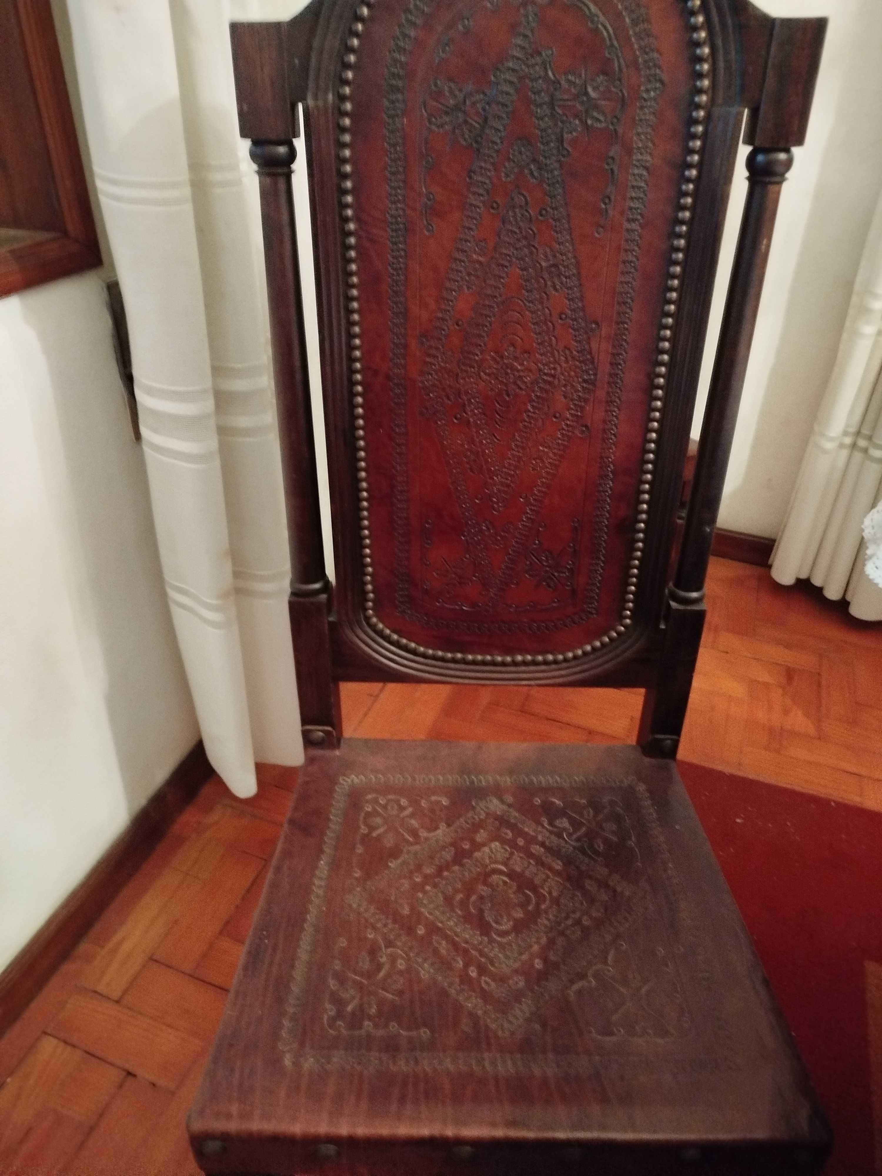 Conjunto de 7 cadeiras de sala em couro castanho
