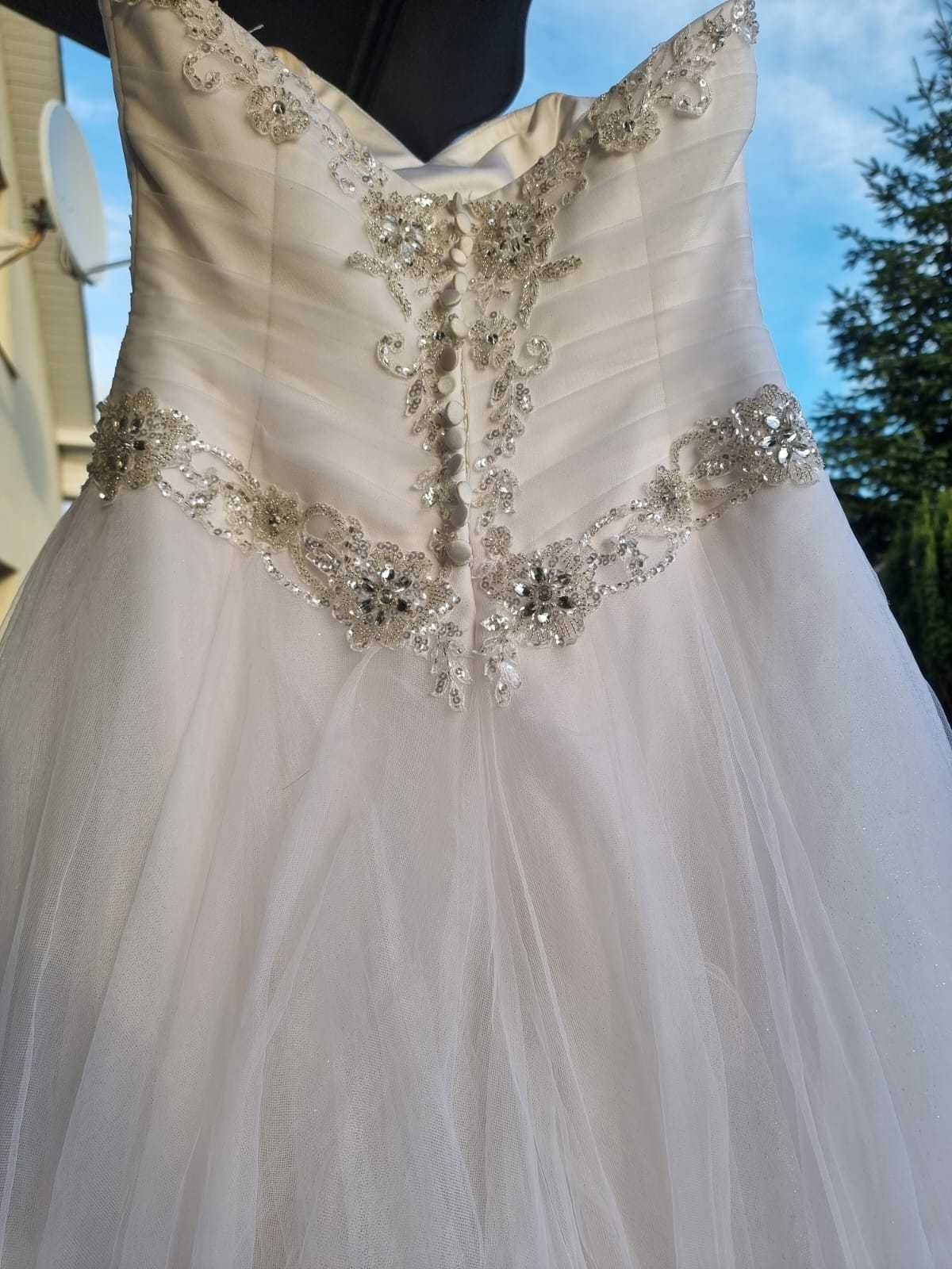 Przepiękna suknia ślubna.