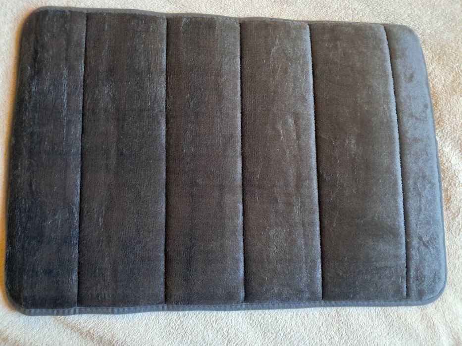 Nowy antypoślizgowy dywanik łazienkowy.