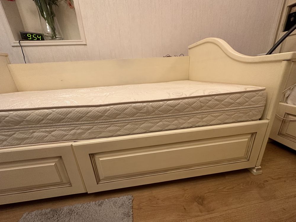 Деревянная кровать в отличном состоянии