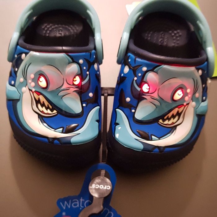 Сабо шлепанцы сланцы Crocs FunLab Lights Clog с мигалками LED акула 20