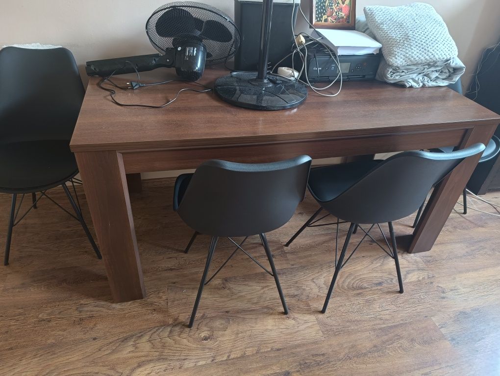 Sprzedam stół plus 4 krzesla w stanie bardzo dobrym