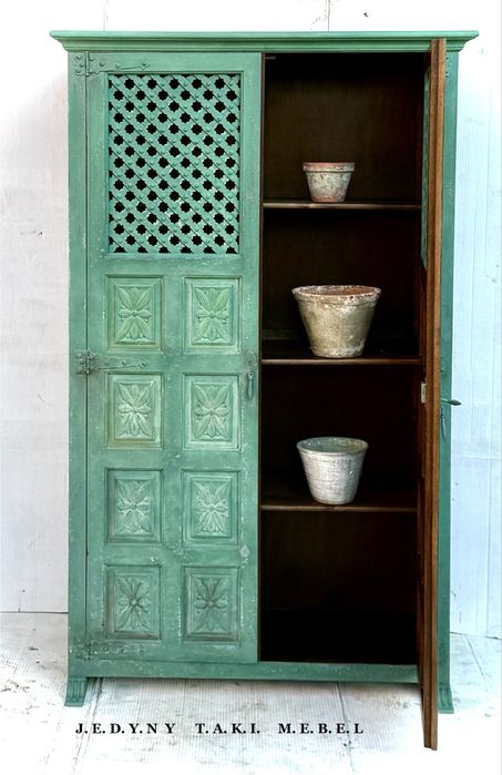 Hiszpańska, rzeźbiona szafa kolonialna z ażurowymi drzwiami chic