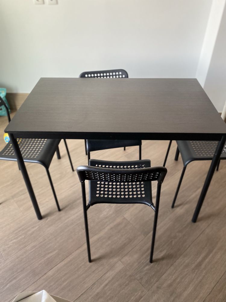Mesa cozinha e quatro cadeiras