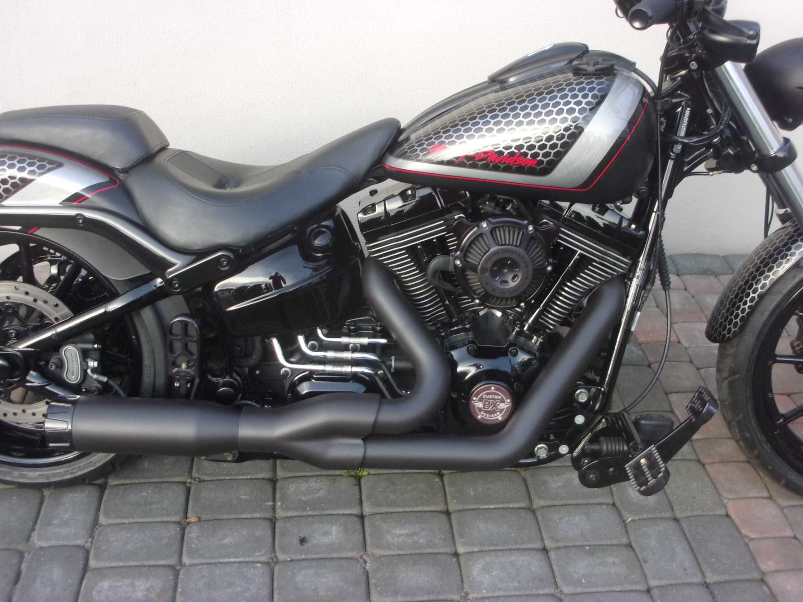 Harley-Davidson FXSB Breakout, Softail, fat boy, 27 tys.zł.ma na sobie