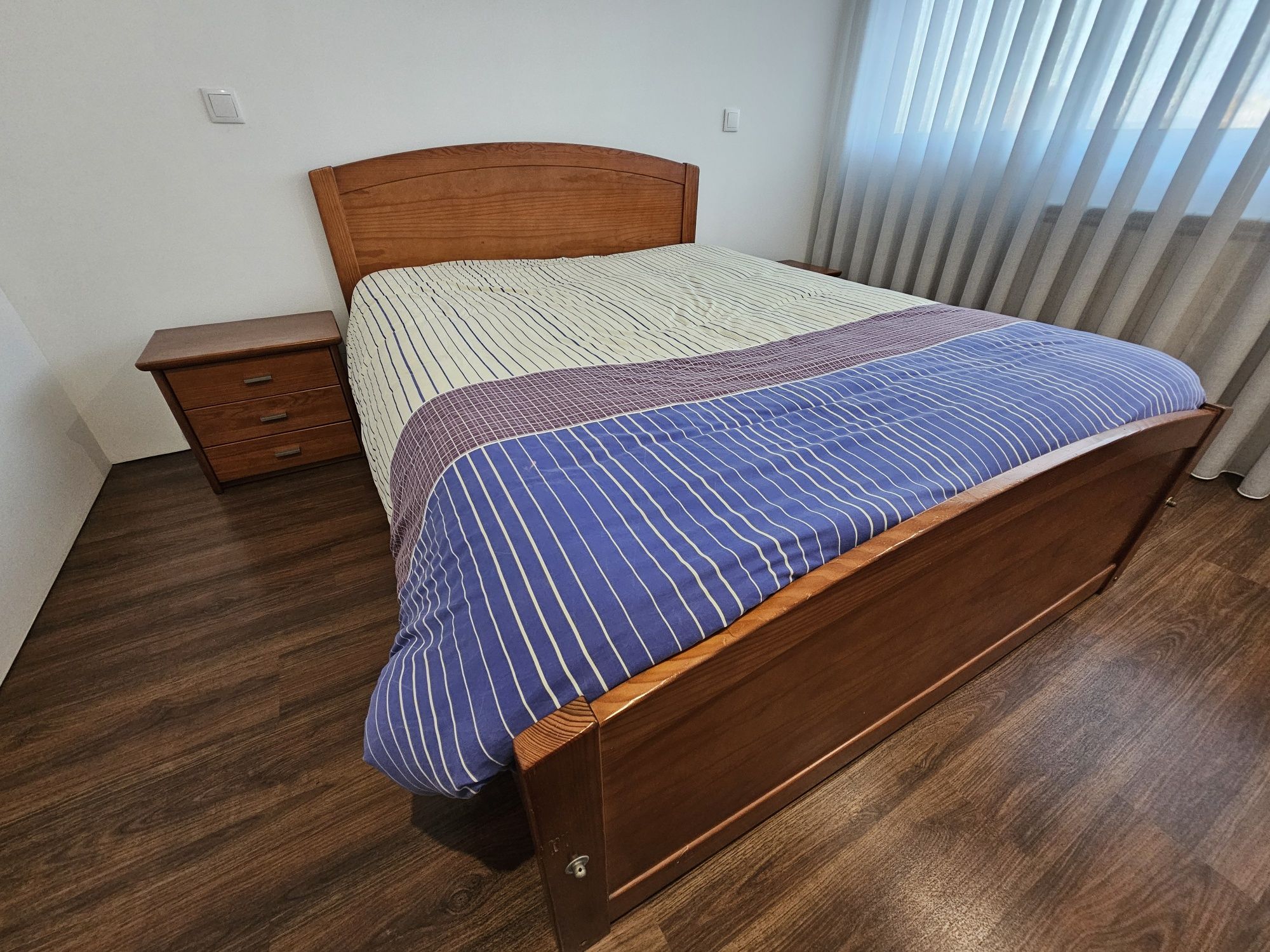 Cama de Casal em bom estado