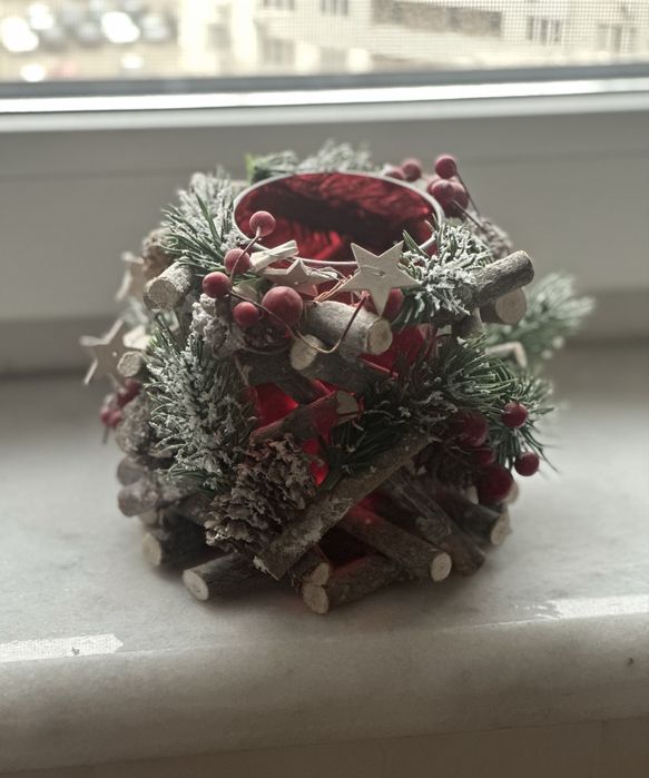 Вінок-свічник з хвоєю, шишками та ягодами