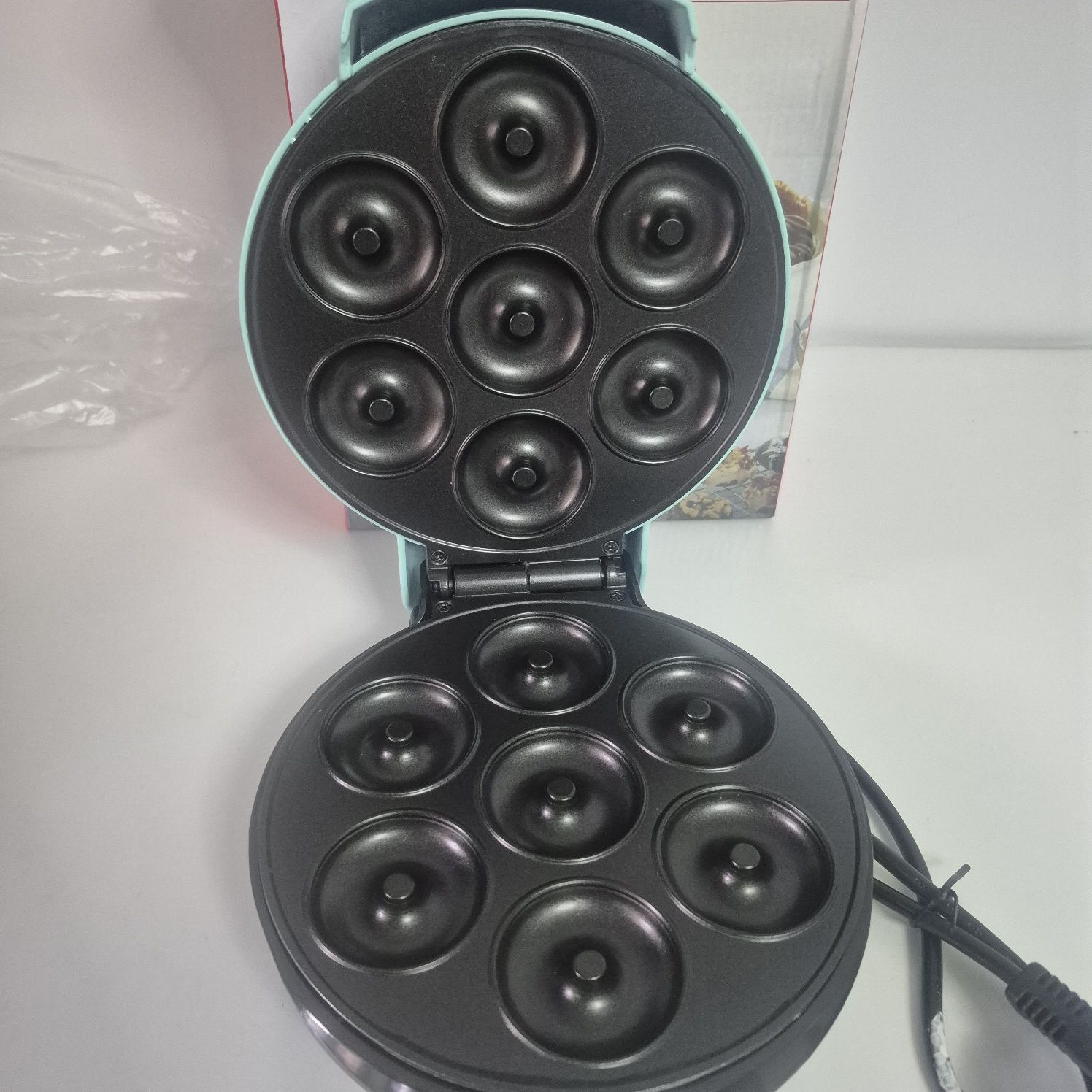 Ta kompaktowa, ale wydajna maszyna do pączków o mocy 700 W jest idealn