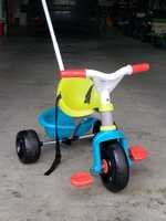 Triciclo com alavanca para os pais