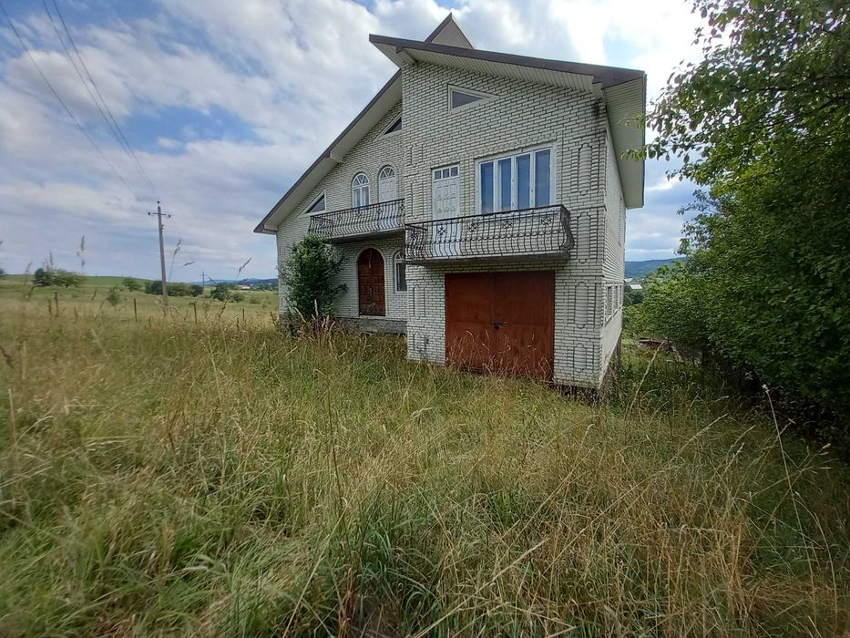 Продається двоповерховий Будинок. Камін. Гараж. Гори.
