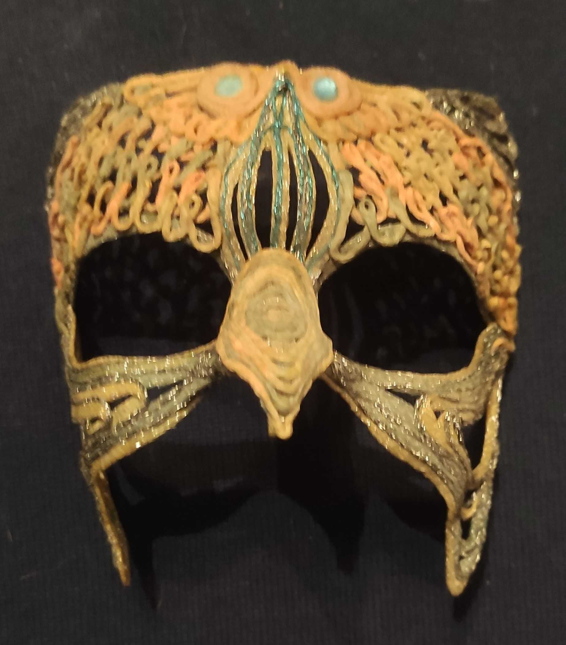 Ręcznie wykonana złota maska ​​karnawałowa z niebieskimi akcentami