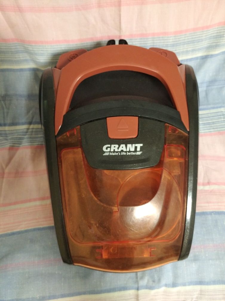 Пылесос Grant GT-1604 циклонного типа без мешка для сбора пыли коричн.