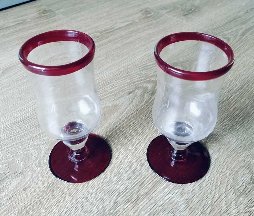 Dwa kieliszki pucharki z grubego szkła z wiśniowymi elementami