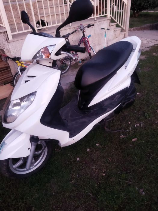 Scooter 125 Yamaha flame