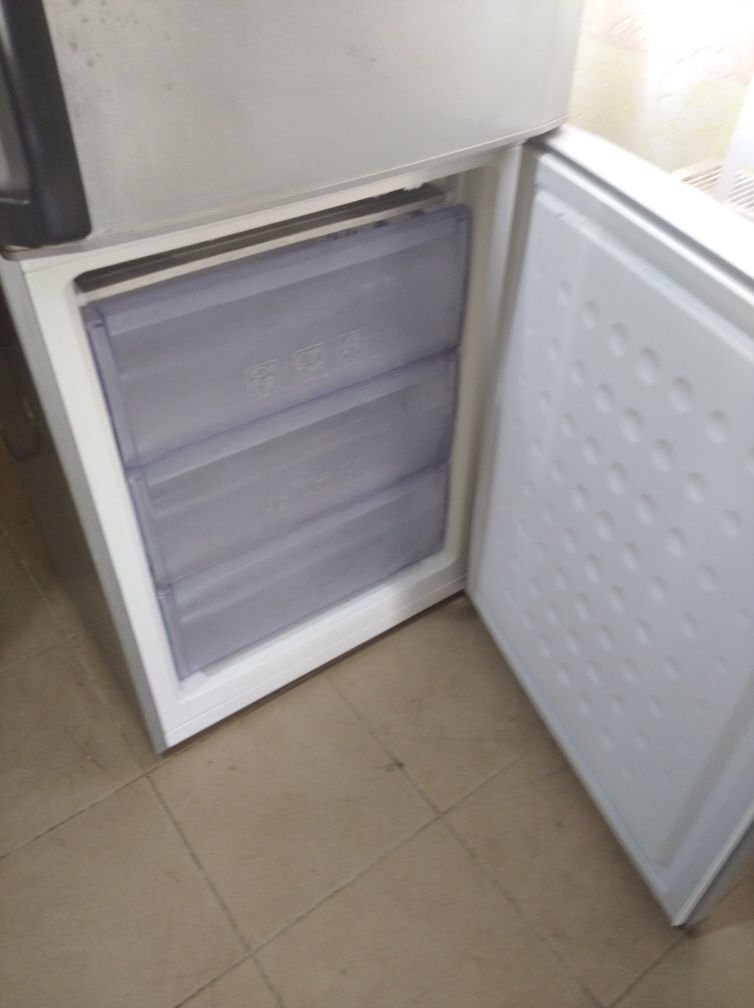 Продам двухкамерный холодильник BEKO