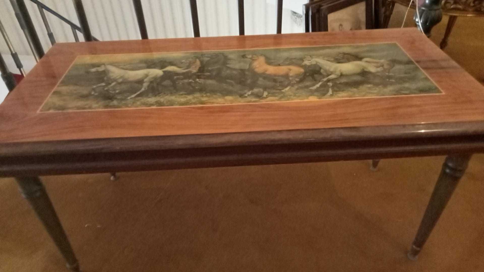 Mesa madeira com motivos equestres