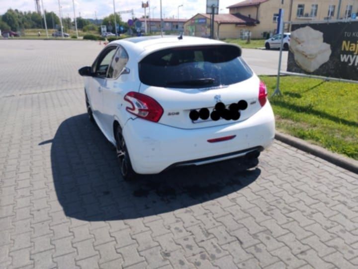 Peugot 208GTI jeżdżący
