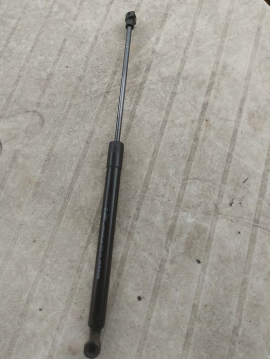 Продам газовые упоры Рено Сандеро