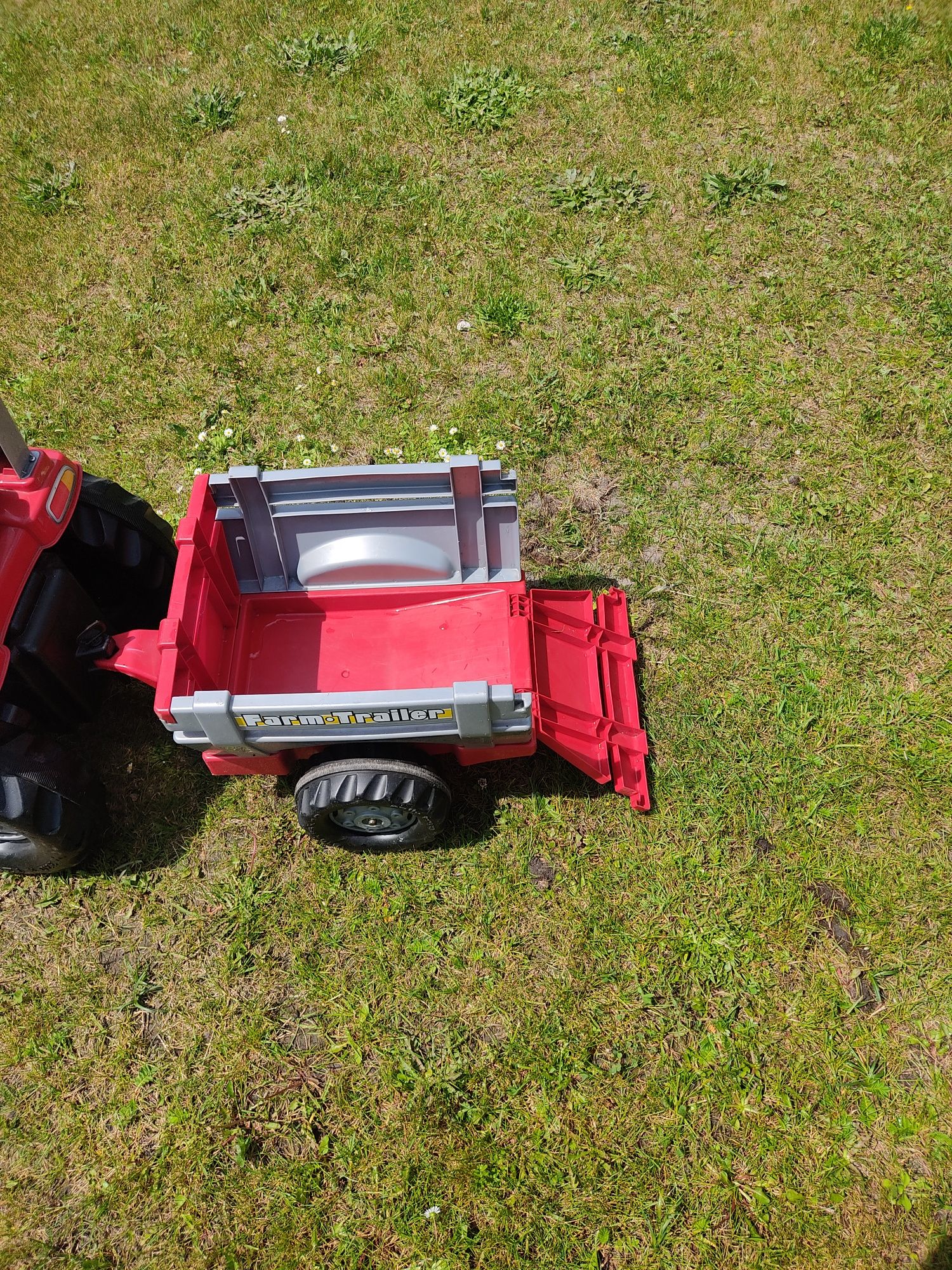 Traktorek na pedały Rolly Toys z przyczepą duży.