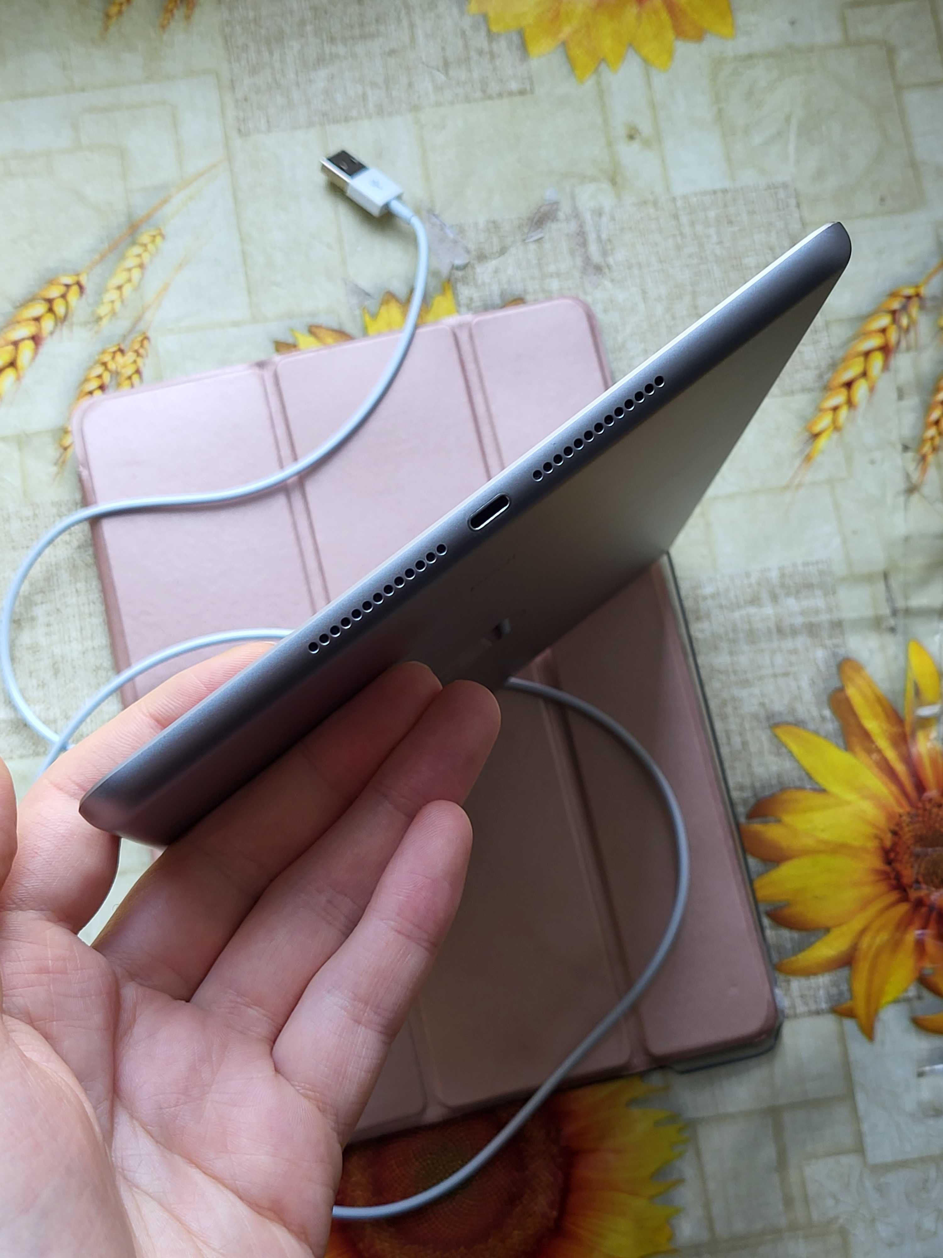 Планшет Apple iPad 9.7" 6 покоління 128 ГБ