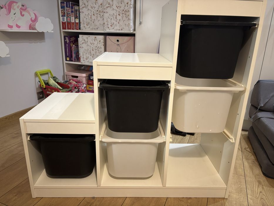Regał Trofast IKEA z pojemnikami