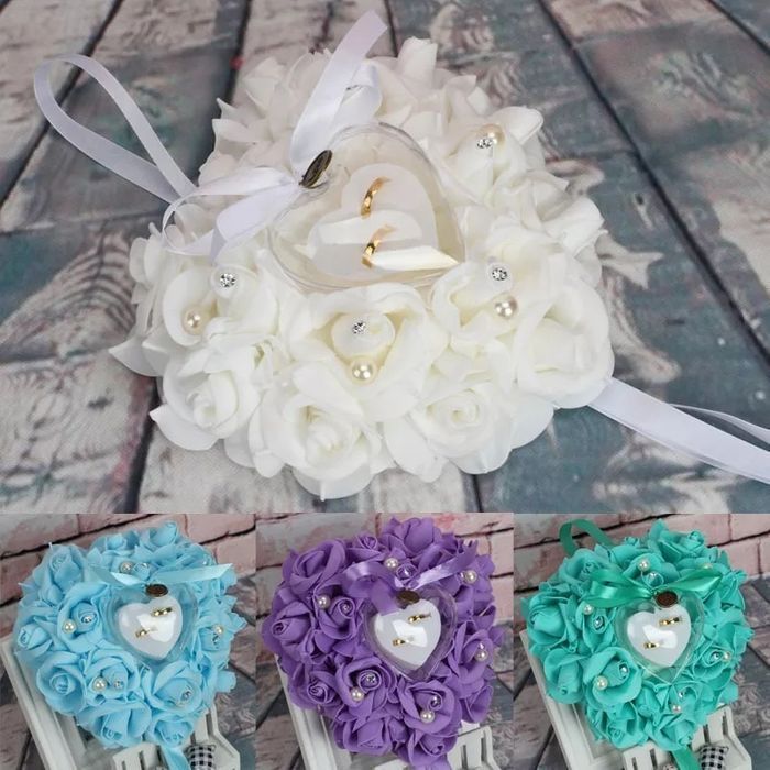 Porta alianças de casamento em forma de coração. 
Decoração