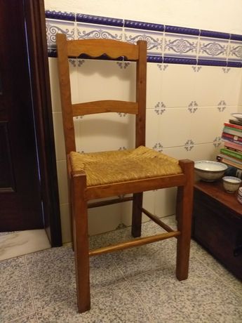 Caldeirões e cadeiras com assento de vime