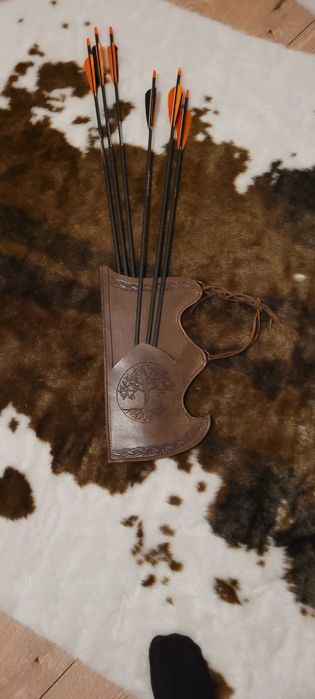 Kołczan w typie Tureckim skórzany, zdobiony.