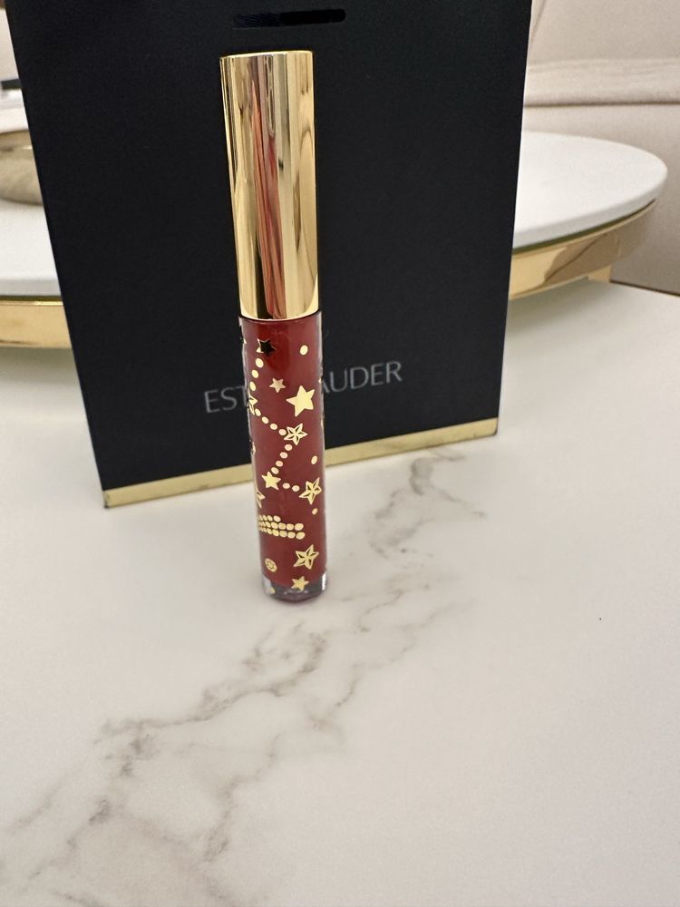 Estee Lauder w odcieniu Ruby Quartz błyszczyk