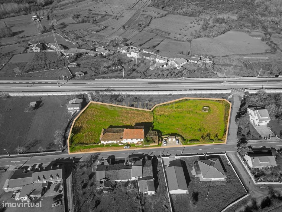 Casa Antiga em Bragança com 6 Quartos e Grande Espaço Exterior