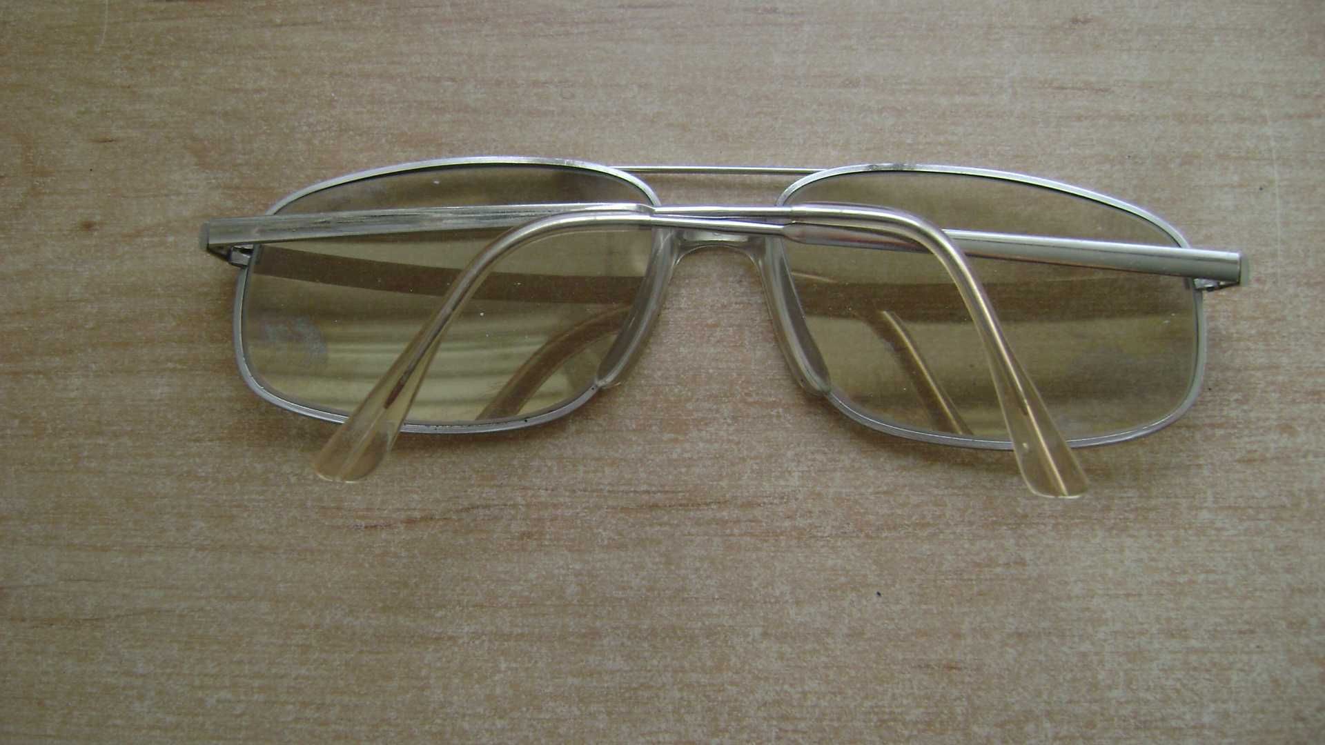 Starocie z PRL - Okulary męskie korekcyjne +1,5 dioptrii Rozstaw 15 cm
