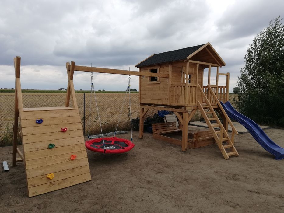 Plac zabaw dla dzieci, domek, huśtawka, ślizg, zjeżdżalnia