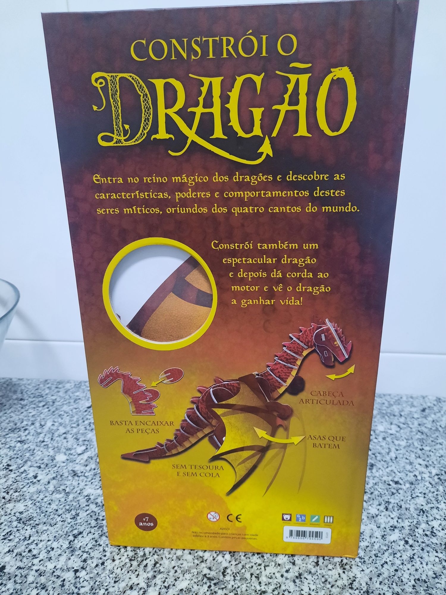 Livro com um dragāo de  46 peças para montar