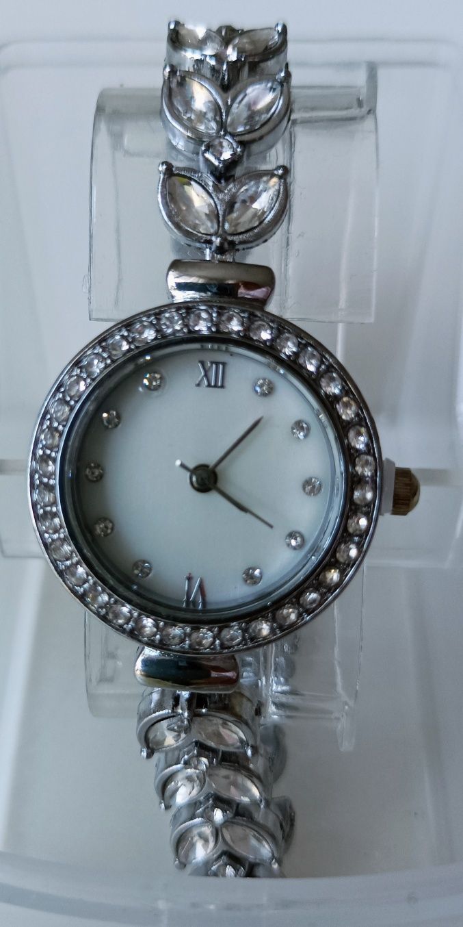Zegarek damski kwarcowy plus biżuterii Nowy