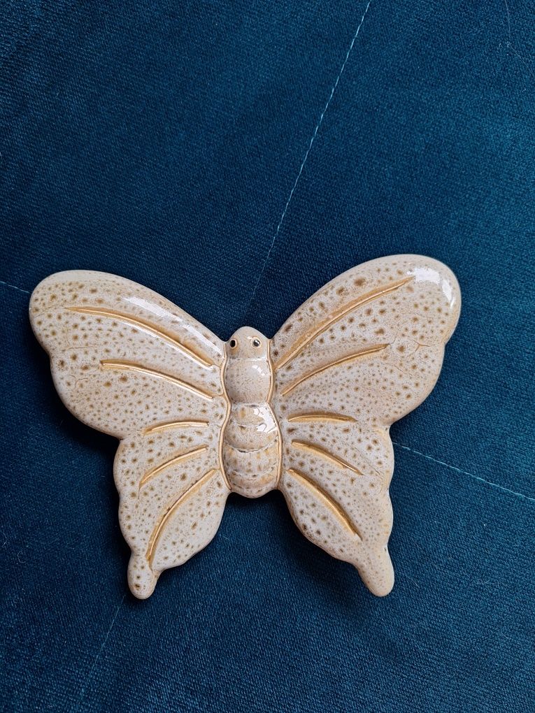 Motyl ceramiczny o wym. wys. 21,5 długość  17 cm.