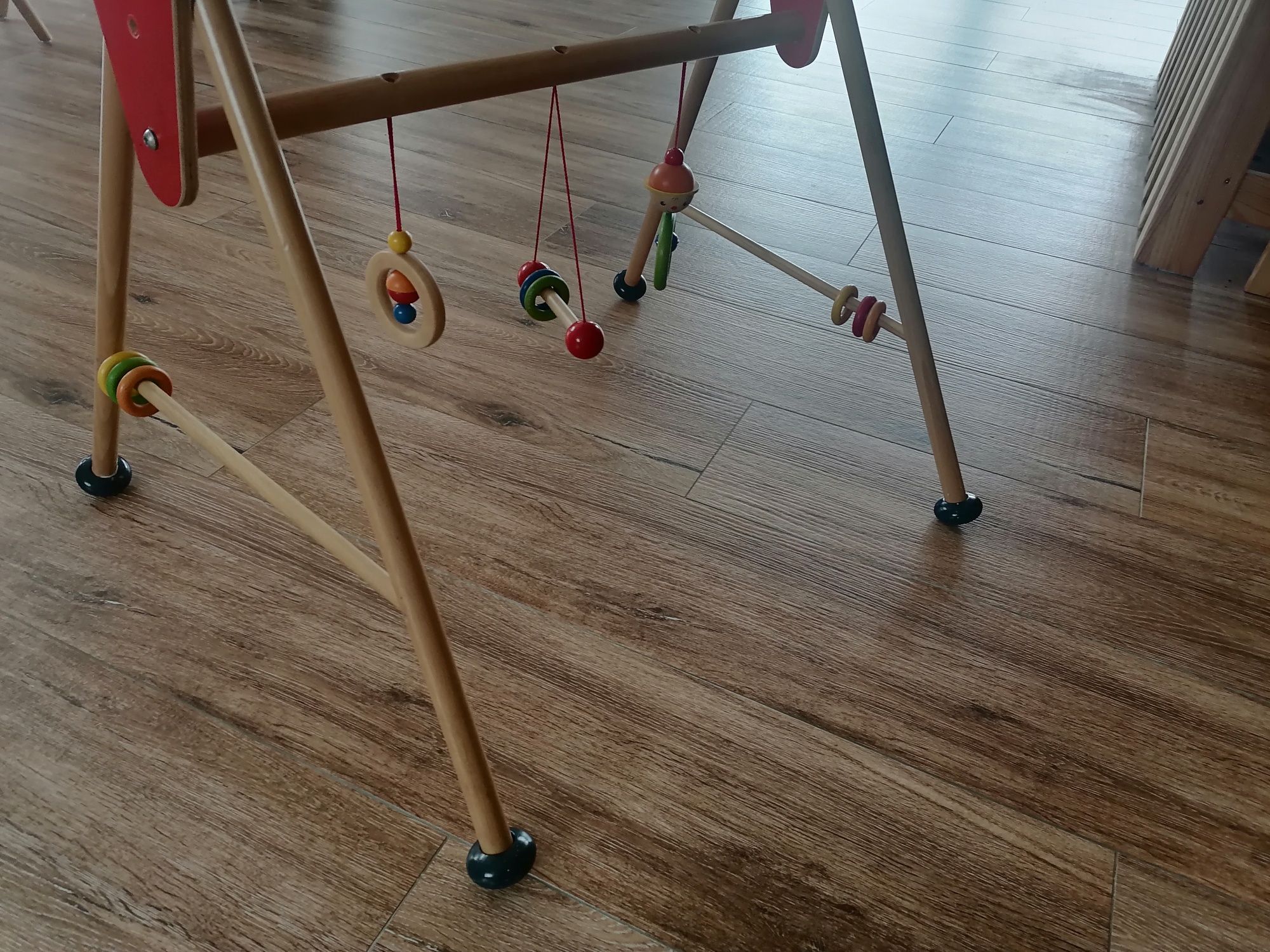 Drewniana zabawka dla niemowlaka stojak