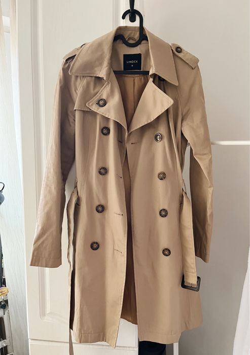 Beżowy płaszcz, trencz dwurzędowy z paskiem, taliowany
