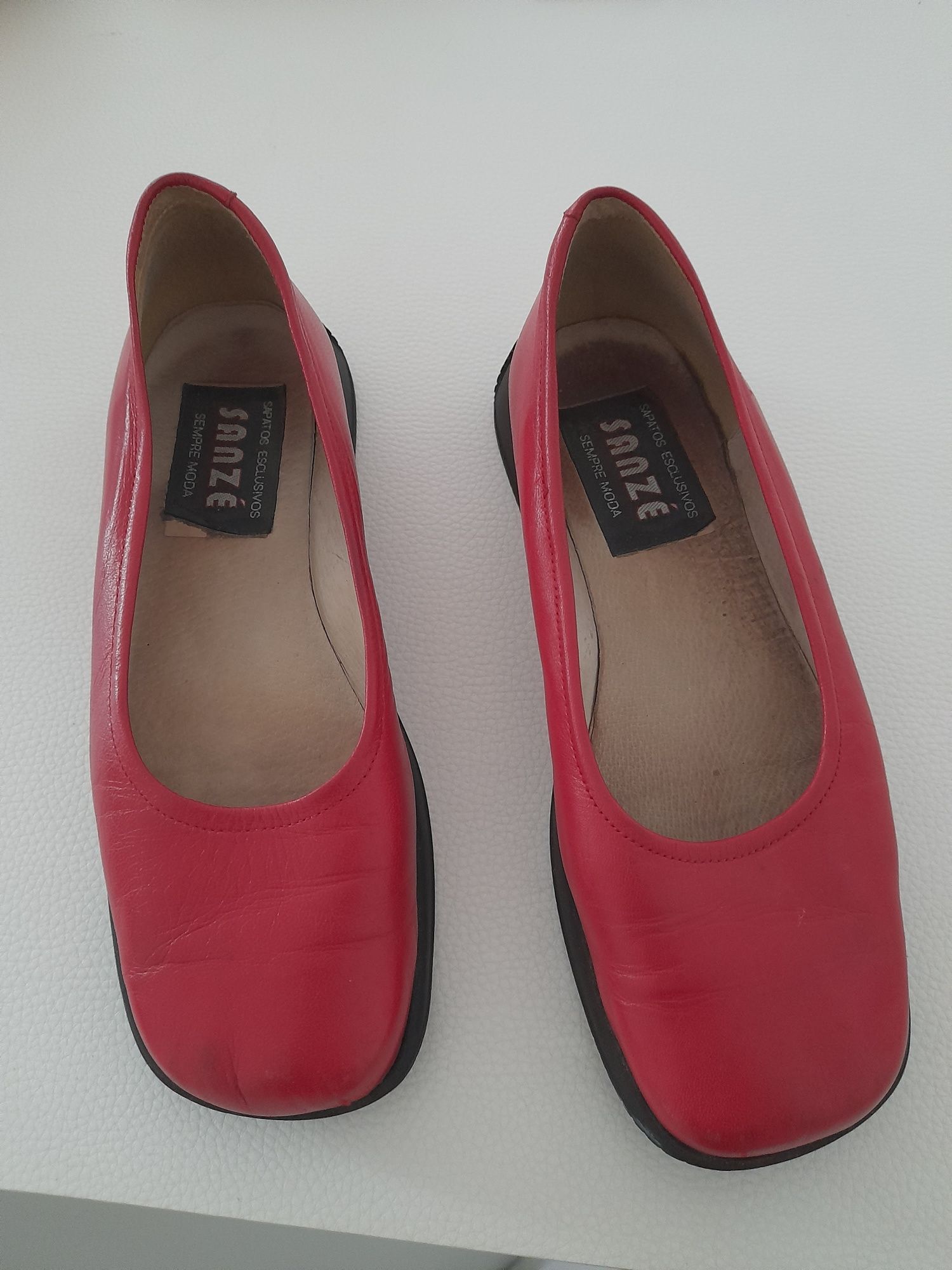 Sapatos vermelhos pele