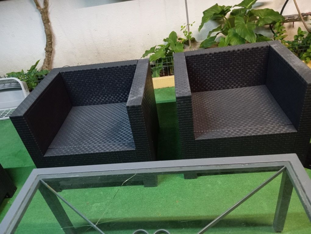 Banco , sofás  e mesa de jardim