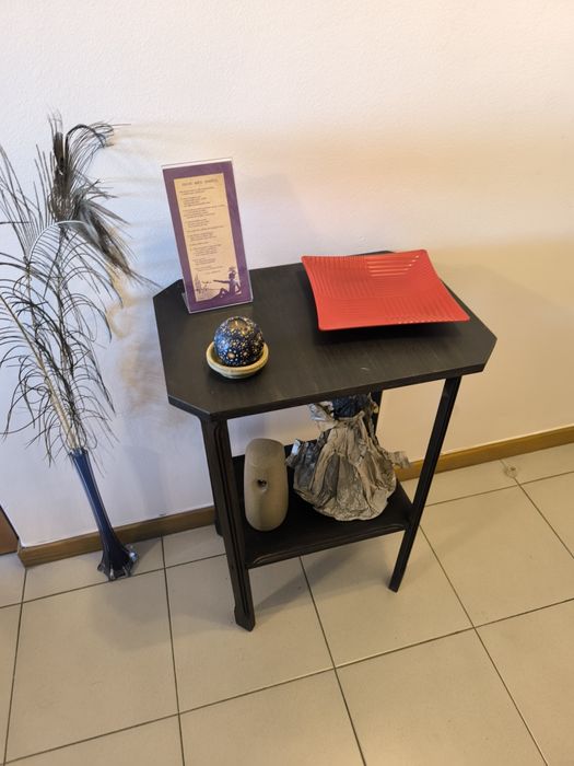 Móveis, cama, armários, mesa de jantar, sofá