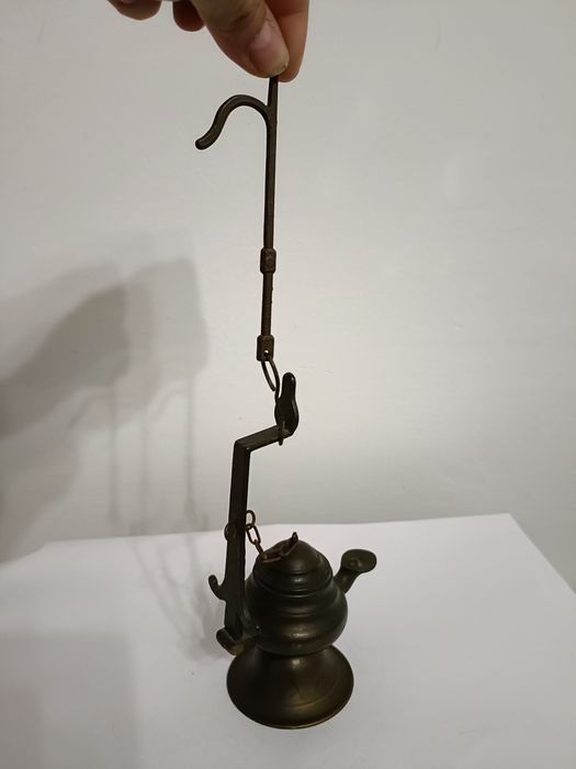 Lampa oliwna na stojaku.