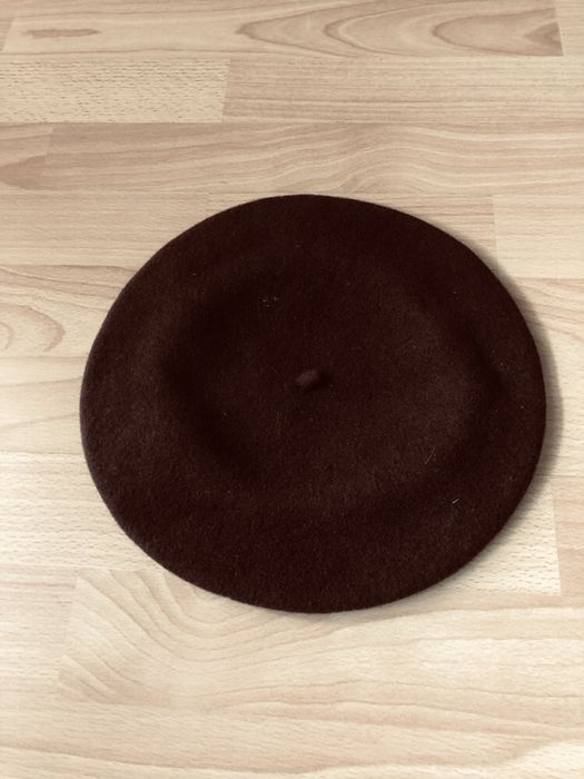 Brazowy klasyczny beret