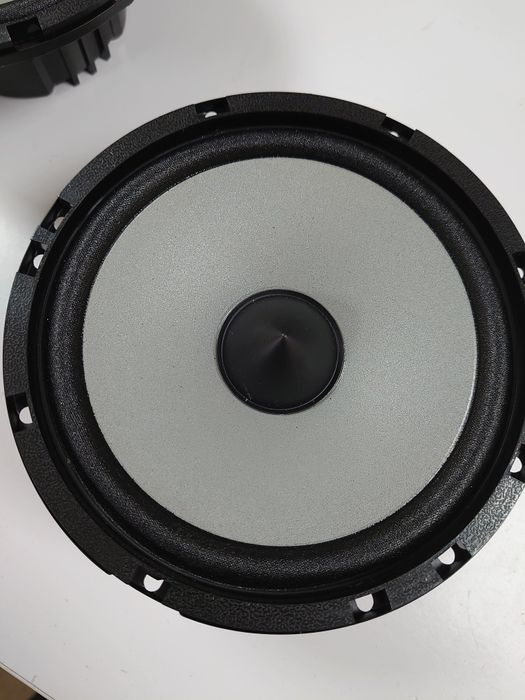 Мидбас автомобильный 16,см. SQ за доступный бюджет.