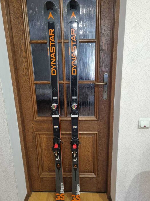 Лижі "ATOMIC, ROSSIGNIOL, DYNASTAR, SL, GS, FIS" ; щитки, черевики.