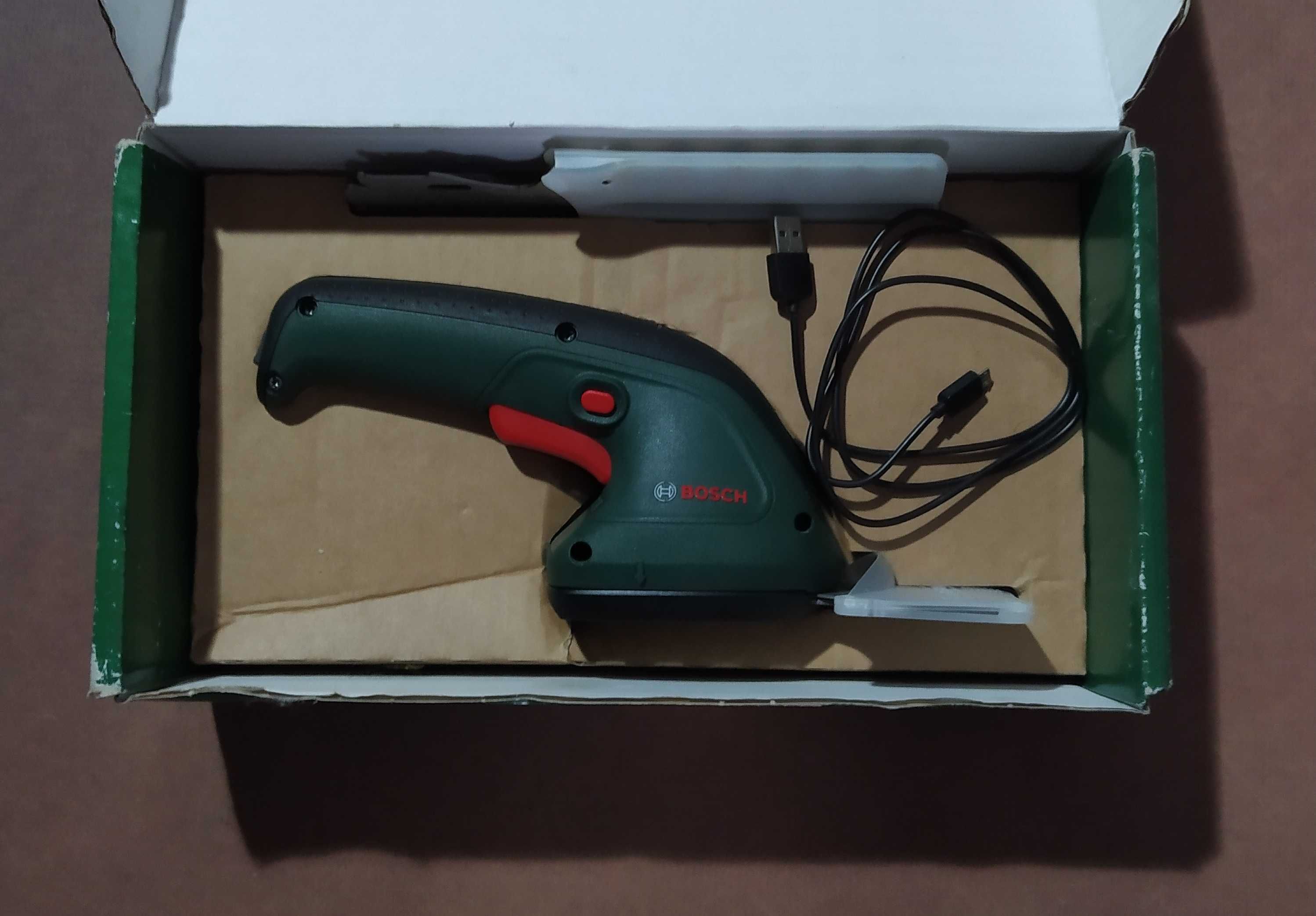 Akumulatorowe nożyce do krzewów EasyShear