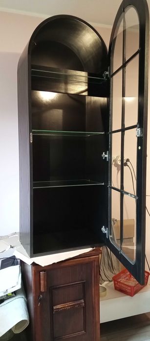 2 czarne kolumny z podswietleniem i szklanymi półkami plus inne